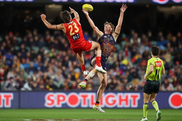 AFL CROWS SUNS, Ned Moyle of the Suns and Lachlan McAndrew of the Crows compete in a ruck contest during the AFL Round 18 match between Adelaide and Gold Coast at Adelaide Oval in Adelaide, Saturday, July 11, 2026. ( NO ARCHIVING, EDITORIAL USE ONLY ADELAIDE SOUTH AUSTRALIA AUSTRALIA  Copyright: xMATTxTURNERx 20260711128262195811