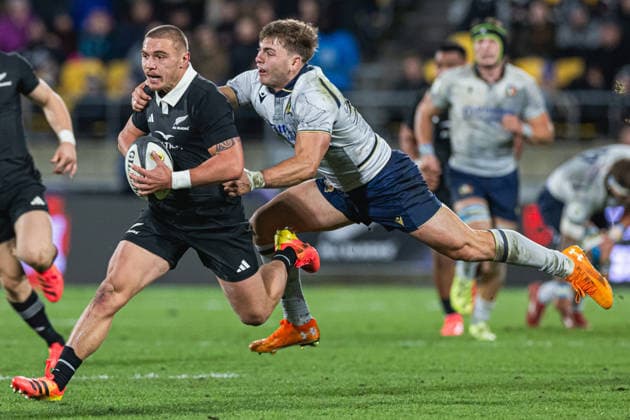 July 11, 2026, Wellington, Wellington City, New Zealand: Nations Championship 2026 - New Zealand vs. Italy: New Zealand v Italy: July 11th, 2026, Wellington, Wellington City, New Zealand: Cortez Ratima of New Zealand (left 21) attempts to evade the attentions of an Italian player during the Nations Championship 2026 fixture between the New Zealand and Italy at the Hnry Stadium in Wellington. Wellington New Zealand - ZUMAf189 20260711_zsp_f189_043 Copyright: xJamesxFoyx