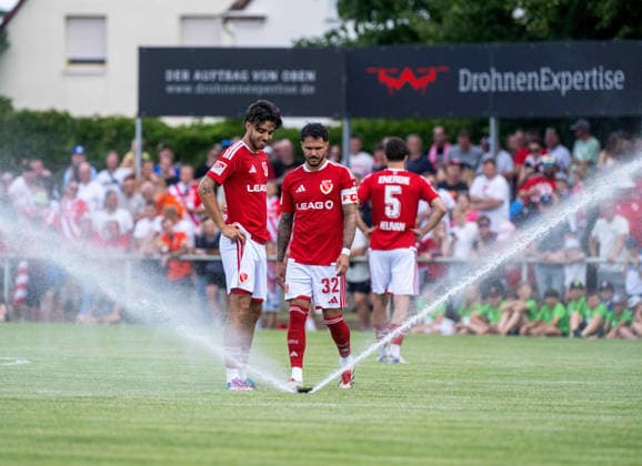 Fußball, Herren, Testspiel, Saison 2026 2027, Hallescher FC - FC Energie Cottbus in Finsterwalde, v. l. Lucas Copado (Energie Cottbus) und Leonardo Bittencourt (Energie Cottbus) betrachten einen Rasensprenger, der während des Spiels anging, 11.07. 2026, *** Soccer, Men s, Friendly Match, 2026–2027 Season, Hallescher FC vs. FC Energie Cottbus in Finsterwalde; from left: Lucas Copado (Energie Cottbus) and Leonardo Bittencourt (Energie Cottbus) look at a sprinkler that turned on during the game, July 11, 2026, Copyright: xSebastianxRäppold MatthiasxKochx
