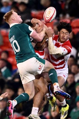 RUGBY JAPAN IRELAND, Ciaran Frawley of Ireland competes for a high ball with Kazuma Ueda of Japan during the 2026 Nations Championship Rugby Test between Japan and Ireland at McDonald Jones Stadium in Newcastle, Saturday, July 11, 2026. ( NO ARCHIVING, EDITORIAL USE ONLY NEWCASTLE New South Wales Australia  Copyright: xDANxHIMBRECHTSx 20260711142924639982