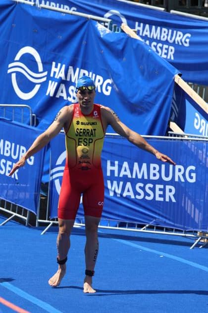 Startnummer 35 überquert die Zielline beim Triathlon an der Binnenalster in Hamburg. Der Athlet trägt das spanische Trikot mit Suzuki-Sponsoring und präsentiert sich in der Zielzone, Antonio Serrat Seoane ( 35, Elite Männer) Startnummer 35 im Zielbereich beim Hamburg Wasser Triathlon, Antonio Serrat Seoane 35 *** Race number 35 crosses the finish line at the triathlon on the Binnenalster in Hamburg. The athlete is wearing the Spanish jersey sponsored by Suzuki and poses in the finish area: Antonio Serrat Seoane, 35, Elite Men’s Race Number 35 in the finish area at the Hamburg Wasser Triathlon, Antonio Serrat Seoane 35 Copyright: xspeedshotx xSarahxWolfx