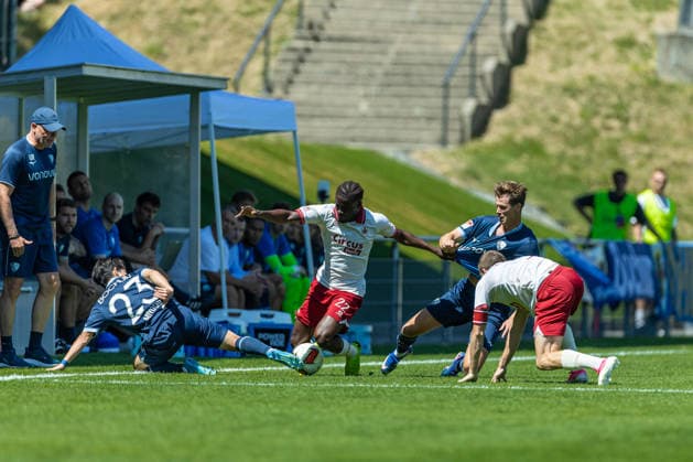 Koji Miyoshi (VfL Bochum), Farouck Adekami (Royal Antwerpen FC), Oliver Olsent (VfL Bochum) und Daam Foulon (Royal Antwerpen FC) im Zweikampf waehrend des Freundschaftsspiels in der Saisonvorbereitung zwischen dem Royal Antwerpen FC und dem VfL Bochum 1848 im Hemberg-Stadion am 11. Juli 2026 in Iserlohn, Deutschland. (Foto von Mario Hommes DeFodi Images) +++ Koji Miyoshi (VfL Bochum), Farouck Adekami (Royal Antwerpen FC), Oliver Olsent (VfL Bochum) und Daam Foulon (Royal Antwerpen FC) battle for the ball during the during the pre-season friendly match between Royal Antwerpen FC and VfL Bochum 1848 at Hemberg-Stadium on July 11, 2026 in Iserlohn, Germany. (Photo by Mario Hommes DeFodi Images) - *** Koji Miyoshi (VfL Bochum), Farouck Adekami (Royal Antwerp FC), Oliver Olsent of VfL Bochum and Daam Foulon of Royal Antwerp FC in a tackle during a preseason friendly between Royal Antwerp FC and VfL Bochum 1848 at Hemberg Stadium on July 11, 2026, in Iserlohn, Germany. Photo by Mario Hommes, DeFodi Images. Koji Miyoshi of VfL Bochum, Farouck Adekami of Royal Antwerp FC, Oliver Olsent of VfL Bochum and Daam Foulon of Royal Antwerp FC battle for the ball during the preseason friendly match between Royal Antwerp FC and VfL Bochum 1848 at Hemberg Stadium on July 11, 2026 in Iserlohn, Germany. Photo by Mario Hommes, DeFodi Images