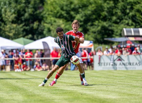 Fußball, Herren, Testspiel, Saison 2026 2027, Hallescher FC - FC Energie Cottbus in Finsterwalde, v. l. Stanley Ratifo (Halle), Henry Rorig (Energie Cottbus), 11.07. 2026, *** Soccer, Men s, Friendly Match, 2026–2027 Season, Hallescher FC vs. FC Energie Cottbus in Finsterwalde, from left: Stanley Ratifo (Halle), Henry Rorig (Energie Cottbus), July 11, 2026, Copyright: xSebastianxRäppold MatthiasxKochx