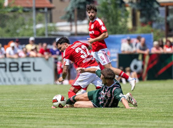 Fußball, Herren, Testspiel, Saison 2026 2027, Hallescher FC - FC Energie Cottbus in Finsterwalde, v. l. Leonardo Bittencourt (Energie Cottbus), Max Kulke (Halle), 11.07. 2026, *** Soccer, Men s, Friendly Match, 2026–2027 Season, Hallescher FC vs. FC Energie Cottbus in Finsterwalde, from left: Leonardo Bittencourt (Energie Cottbus), Max Kulke (Halle), July 11, 2026, Copyright: xSebastianxRäppold MatthiasxKochx