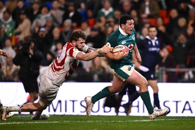 RUGBY JAPAN IRELAND, Tom Stewart of Ireland evades a tackle from Warner Dearns of Japan to score a try during the 2026 Nations Championship Rugby Test between Japan and Ireland at McDonald Jones Stadium in Newcastle, Saturday, July 11, 2026. ( NO ARCHIVING, EDITORIAL USE ONLY NEWCASTLE New South Wales Australia  Copyright: xDANxHIMBRECHTSx 20260711185647534590
