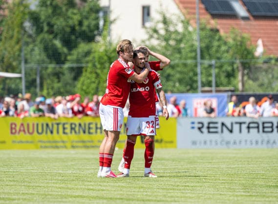 Fußball, Herren, Testspiel, Saison 2026 2027, Hallescher FC - FC Energie Cottbus in Finsterwalde, v. l. Henry Rorig (Energie Cottbus), Leonardo Bittencourt (Energie Cottbus), Jubel nach Tor zum 0:1, 11.07. 2026, *** Soccer, Men s, Friendly Match, 2026–2027 Season, Hallescher FC vs. FC Energie Cottbus in Finsterwalde; from left: Henry Rorig (Energie Cottbus), Leonardo Bittencourt (Energie Cottbus); celebration after the goal that made the score 0–1, July 11, 2026, Copyright: xSebastianxRäppold MatthiasxKochx