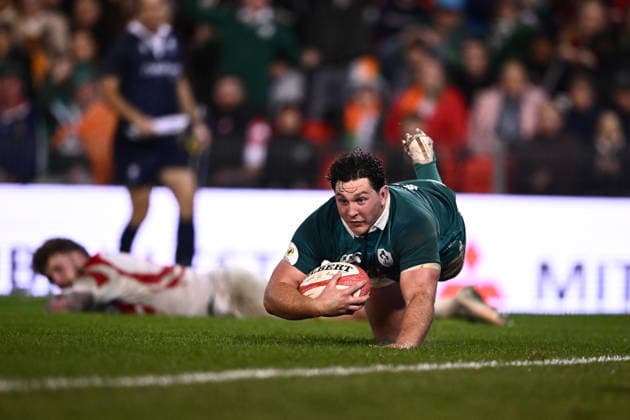 RUGBY JAPAN IRELAND, Tom Stewart of Ireland evades a tackle from Warner Dearns of Japan to score a try during the 2026 Nations Championship Rugby Test between Japan and Ireland at McDonald Jones Stadium in Newcastle, Saturday, July 11, 2026. ( NO ARCHIVING, EDITORIAL USE ONLY NEWCASTLE New South Wales Australia  Copyright: xDANxHIMBRECHTSx 20260711144331466432
