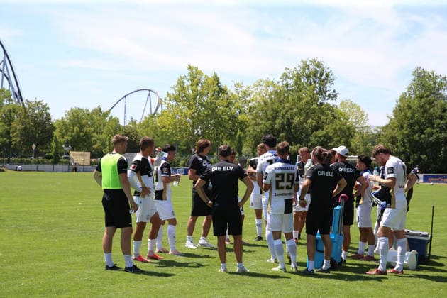 11.07.2026, xrekx, Fussball Testspiel, SV Elversberg - FC Thun v.l. Trinkpause Vincent Wagner Trainer (SV 07 Elversberg) SV Elversberg (DFL DFB REGULATIONS PROHIBIT ANY USE OF PHOTOGRAPHS as IMAGE SEQUENCES and or QUASI-VIDEO) Rust *** July 11, 2026, xrekx, soccer exhibition match, SV Elversberg vs. FC Thun, during a water break—Vincent Wagner, coach of SV 07 Elversberg. SV Elversberg. DFL and DFB regulations prohibit any use of photographs as image sequences and or quasi-video. Rust
