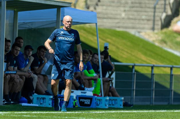 Trainer Uwe Roesler (VfL Bochum) schaut waehrend des Freundschaftsspiels in der Saisonvorbereitung zwischen dem Royal Antwerpen FC und dem VfL Bochum 1848 im Hemberg-Stadion am 11. Juli 2026 in Iserlohn, Deutschland. (Foto von Mario Hommes DeFodi Images) +++ Trainer Uwe Roesler (VfL Bochum) looks on during the during the pre-season friendly match between Royal Antwerpen FC and VfL Bochum 1848 at Hemberg-Stadium on July 11, 2026 in Iserlohn, Germany. (Photo by Mario Hommes DeFodi Images) - *** VfL Bochum coach Uwe Roesler watches during the preseason friendly match between Royal Antwerp FC and VfL Bochum 1848 at Hemberg Stadium on July 11, 2026, in Iserlohn, Germany. Photo by Mario Hommes, DeFodi Images. Coach Uwe Roesler of VfL Bochum looks on during the preseason friendly match between Royal Antwerp FC and VfL Bochum 1848 at Hemberg Stadium on July 11, 2026 in Iserlohn, Germany Photo by Mario Hommes DeFodi Images