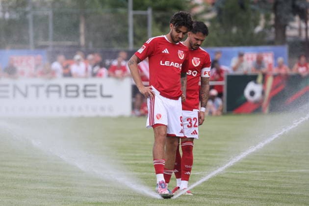 9 Lucas Copade (Energie Cottbus) und 32 Leonardo Bittencourt (Energie Cottbus) am Sprenger auf dem Feld während des Spiels Fussball Testspiel 2026 2027 FC Energie Cottbus - Hallescher FC *** 9 Lucas Copade (Energie Cottbus) and 32 Leonardo Bittencourt (Energie Cottbus) on the field at Sprenger Stadium during the 2026-2027 soccer friendly match between FC Energie Cottbus and Hallescher FC