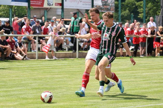 11 Moritz Hannemann (Energie Cottbus, l.) im Duell mit 34 Felix Langhammer (HFC) Fussball Testspiel 2026 2027 FC Energie Cottbus - Hallescher FC *** 11 Moritz Hannemann (Energie Cottbus), left, in a duel with 34 Felix Langhammer (HFC) Soccer Friendly 2026 2027 FC Energie Cottbus Hallescher FC