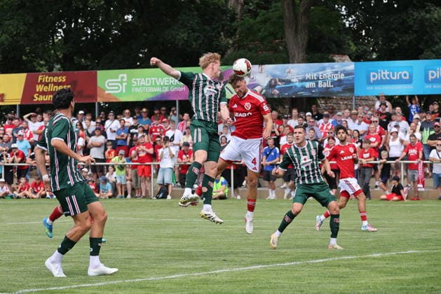 4 Tim Campulka (Energie Cottbus, r.) im Kopfballduell mit 25 Lennard Becker (HFC) Fussball Testspiel 2026 2027 FC Energie Cottbus - Hallescher FC *** 4 Tim Campulka, Energie Cottbus, right, in a header duel with 25 Lennard Becker, HFC Soccer Friendly Match 2026 2027 FC Energie Cottbus Hallescher FC
