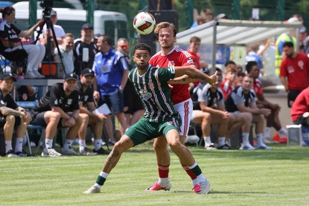 3 Henry Rorig (Energie Cottbus, hinten) im Duell mit 30 Stanley Ratifo (HFC) Fussball Testspiel 2026 2027 FC Energie Cottbus - Hallescher FC *** 3 Henry Rorig (Energie Cottbus), in a duel with 30 Stanley Ratifo (HFC) in the back, 2026-2027 friendly match between FC Energie Cottbus and Hallescher FC