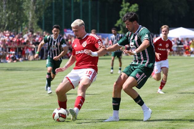 18 Erik Engelhardt (Energie Cottbus, l.) im Duell mit 5 Burim Halili (HFC) Fussball Testspiel 2026 2027 FC Energie Cottbus - Hallescher FC *** 18 Erik Engelhardt, Energie Cottbus, left, in a duel with 5 Burim Halili, HFC Soccer Friendly Match 2026 2027 FC Energie Cottbus Hallescher FC