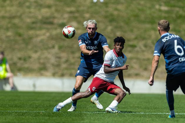 Philipp Strompf (VfL Bochum) und Daniel Mejilla (Royal Antwerpen FC) im Zweikampf waehrend des Freundschaftsspiels in der Saisonvorbereitung zwischen dem Royal Antwerpen FC und dem VfL Bochum 1848 im Hemberg-Stadion am 11. Juli 2026 in Iserlohn, Deutschland. (Foto von Mario Hommes DeFodi Images) +++ Philipp Strompf (VfL Bochum) und Daniel Mejilla (Royal Antwerpen FC) battle for the ball during the during the pre-season friendly match between Royal Antwerpen FC and VfL Bochum 1848 at Hemberg-Stadium on July 11, 2026 in Iserlohn, Germany. (Photo by Mario Hommes DeFodi Images) - *** Philipp Strompf of VfL Bochum and Daniel Mejilla of Royal Antwerp FC battle for the ball during the preseason friendly match between Royal Antwerp FC and VfL Bochum 1848 at Hemberg Stadium on July 11, 2026, in Iserlohn, Germany Photo by Mario Hommes DeFodi Images Philipp Strompf of VfL Bochum and Daniel Mejilla of Royal Antwerp FC battle for the ball during the preseason friendly match between Royal Antwerp FC and VfL Bochum 1848 at Hemberg Stadium on July 11, 2026 in Iserlohn, Germany Photo by Mario Hommes DeFodi Images