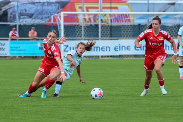 11.07.2026, xlakx, Fussball Testspiel, 1.FFC Turbine Potsdam - 1. FC Union Berlin v.l. Lia Kamber (1.FC Union Berlin), Elena Gößler (1. FFC Turbine Potsdam), Leela Egli (1.FC Union Berlin), Zweikampf, Duell, Kampf, tackle Oranienburg *** July 11, 2026, xlakx, soccer friendly match, 1 FFC Turbine Potsdam vs. 1 FC Union Berlin: Lia Kamber (1 FC Union Berlin), Elena Gößler (1 FFC Turbine Potsdam), Leela Egli (1 FC Union Berlin), tackle, duel, battle, Oranienburg