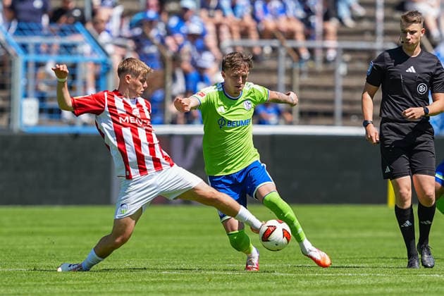 11.07.2026, xydrx, Fußball, Testspiel, FC Gütersloh - FC Schalke 04, Saison 2026 2027, Ohlendorf Stadion im Heidewald: Erik Lanfer (FC Gütersloh, 28) im Zweikampf gegen Max Grueger (FC Schalke 04, 37) DFB regulations prohibit any use of photographs as image sequences and or quasi-video. *** July 11, 2026, xydrx, soccer, friendly match, FC Gütersloh vs. FC Schalke 04, 2026–2027 season, Ohlendorf Stadium in Heidewald: Erik Lanfer (FC Gütersloh, No. 28) in a tackle against Max Grueger (FC Schalke 04, No. 37). DFB regulations prohibit any use of photographs as image sequences and or quasi-video. Copyright: HMBxMedia YannisxDreimann