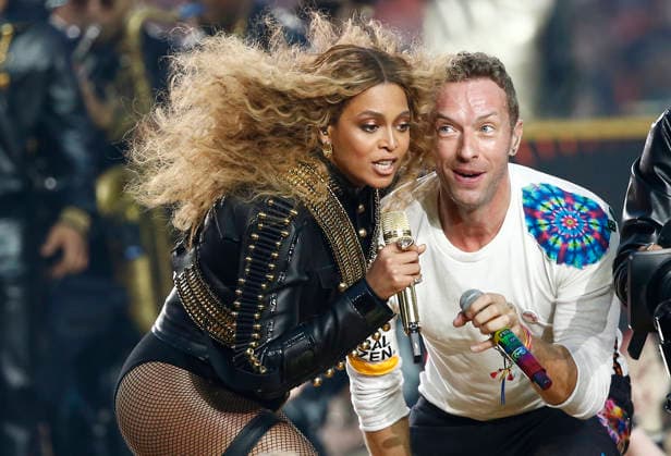epaselect USA AMERICAN FOOTBALL SUPER BOWL Super Bowl 50 epaselect epa05149064 Beyonce (L) and Chris Martin (R) of Coldplay perform during the halftime show of the NFL, American Football Herren, USA s Super Bowl 50 between the AFC Champion Denver Broncos and the NFC Champion Carolina Panthers at Levi s Stadium in Santa Clara, California, USA, 07 February 2016. SANTA CLARA United States  Copyright: xTANNENxMAURYx