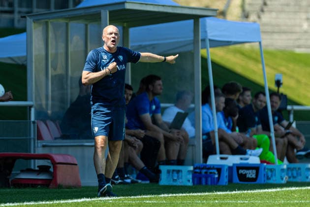 Trainer Uwe Roesler (VfL Bochum) gestikuliert, Gestik waehrend des Freundschaftsspiels in der Saisonvorbereitung zwischen dem Royal Antwerpen FC und dem VfL Bochum 1848 im Hemberg-Stadion am 11. Juli 2026 in Iserlohn, Deutschland. (Foto von Mario Hommes DeFodi Images) +++ Trainer Uwe Roesler (VfL Bochum) gestures during the during the pre-season friendly match between Royal Antwerpen FC and VfL Bochum 1848 at Hemberg-Stadium on July 11, 2026 in Iserlohn, Germany. (Photo by Mario Hommes DeFodi Images) - *** VfL Bochum coach Uwe Roesler gestures during the preseason friendly match between Royal Antwerp FC and VfL Bochum 1848 at Hemberg Stadium in Iserlohn on July 11, 2026, Germany Photo by Mario Hommes, DeFodi Images Coach Uwe Roesler of VfL Bochum gestures during the preseason friendly match between Royal Antwerp FC and VfL Bochum 1848 at Hemberg Stadium on July 11, 2026 in Iserlohn, Germany Photo by Mario Hommes DeFodi Images