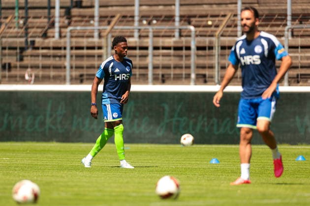 11.07.2026, Fussball, Saison 2026 2027, Testspiel, FC Gütersloh - FC Schalke 04, v. l. Junior Adamu (FC Schalke 04), Kenan Karaman (FC Schalke 04). Gütersloh Stadion am Heidewald NRW Deutschland xRHR-FOTO YYx *** July 11, 2026, Soccer, 2026–2027 season, Friendly match, FC Gütersloh vs. FC Schalke 04, from left: Junior Adamu (FC Schalke 04), Kenan Karaman (FC Schalke 04), Gütersloh, Stadion am Heidewald, North Rhine-Westphalia, Germany, xRHR PHOTO YYx Copyright: RHR-FOTOx RHR-FOTO YY