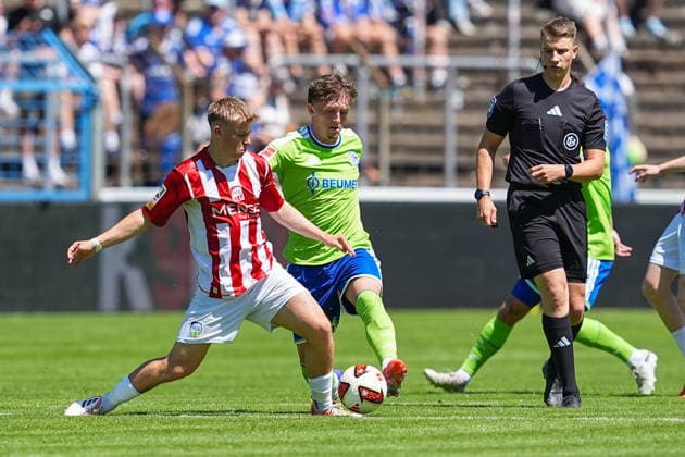 11.07.2026, xydrx, Fußball, Testspiel, FC Gütersloh - FC Schalke 04, Saison 2026 2027, Ohlendorf Stadion im Heidewald: Erik Lanfer (FC Gütersloh, 28) im Zweikampf gegen Max Grueger (FC Schalke 04, 37) DFB regulations prohibit any use of photographs as image sequences and or quasi-video. *** July 11, 2026, xydrx, soccer, friendly match, FC Gütersloh vs. FC Schalke 04, 2026–2027 season, Ohlendorf Stadium in Heidewald: Erik Lanfer (FC Gütersloh, No. 28) in a tackle against Max Grueger (FC Schalke 04, No. 37). DFB regulations prohibit any use of photographs as image sequences and or quasi-video. Copyright: HMBxMedia YannisxDreimann