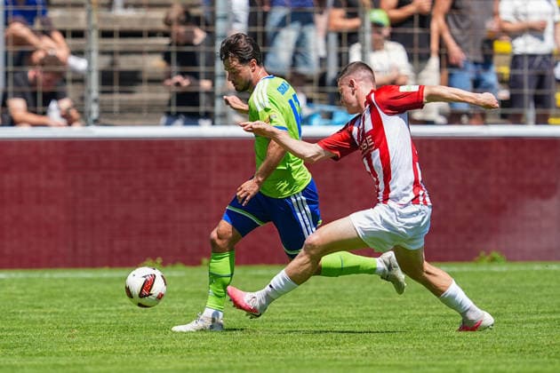 11.07.2026, xydrx, Fußball, Testspiel, FC Gütersloh - FC Schalke 04, Saison 2026 2027, Ohlendorf Stadion im Heidewald: Adrian Gantenbein (FC Schalke 04, 17) im Zweikampf gegen Justin Lukas (FC Gütersloh, 22) DFB regulations prohibit any use of photographs as image sequences and or quasi-video. *** July 11, 2026, xydrx, soccer, friendly match, FC Gütersloh vs. FC Schalke 04, 2026–2027 season, Ohlendorf Stadium in Heidewald: Adrian Gantenbein (FC Schalke 04), No. 17, in a tackle against Justin Lukas (FC Gütersloh), No. 22. DFB regulations prohibit any use of photographs as image sequences and or quasi-video. Copyright: HMBxMedia YannisxDreimann