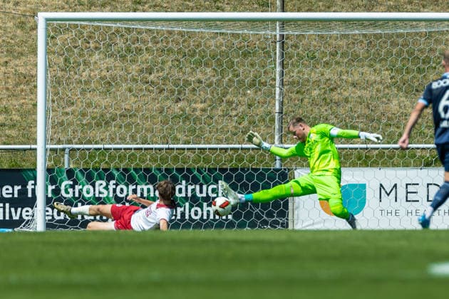 Toon Franssen (Royal Antwerpen FC) und Torwart Timo Horn (VfL Bochum) im Zweikampf waehrend des Freundschaftsspiels in der Saisonvorbereitung zwischen dem Royal Antwerpen FC und dem VfL Bochum 1848 im Hemberg-Stadion am 11. Juli 2026 in Iserlohn, Deutschland. (Foto von Mario Hommes DeFodi Images) +++ Toon Franssen (Royal Antwerpen FC) und Torwart Timo Horn (VfL Bochum) battle for the ball during the during the pre-season friendly match between Royal Antwerpen FC and VfL Bochum 1848 at Hemberg-Stadium on July 11, 2026 in Iserlohn, Germany. (Photo by Mario Hommes DeFodi Images) - *** Toon Franssen of Royal Antwerp FC and goalkeeper Timo Horn of VfL Bochum battle for the ball during the preseason friendly match between Royal Antwerp FC and VfL Bochum 1848 at Hemberg Stadium on July 11, 2026, in Iserlohn, Germany Photo by Mario Hommes DeFodi Images Toon Franssen of Royal Antwerp FC and goalkeeper Timo Horn of VfL Bochum battle for the ball during the preseason friendly match between Royal Antwerp FC and VfL Bochum 1848 at Hemberg Stadium on July 11, 2026 in Iserlohn, Germany Photo by Mario Hommes DeFodi Images