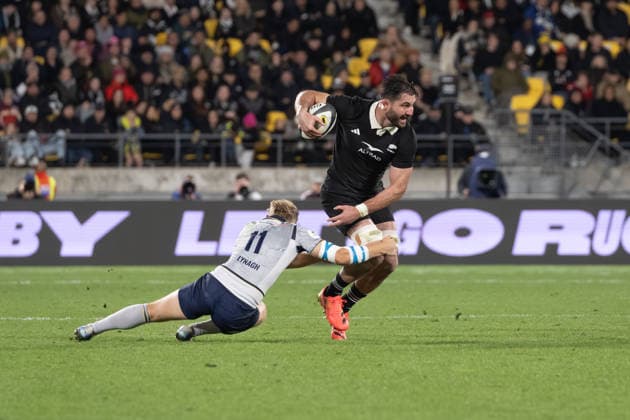 All Black flanker Luke Jacobson looks to get through Italian winger Louis Lynagh tackle. New Zealand All Blacks v Italy.Rugby Union Nations Championship. All Blacks 47 Italy 17 (HT14-10). Hnry Stadium. Wellington. New Zealand. Photo by Joe Serci (SPP) in NZ.  Copyright: xJoexSercix xSPPx Sportspressphoto_SPR188806