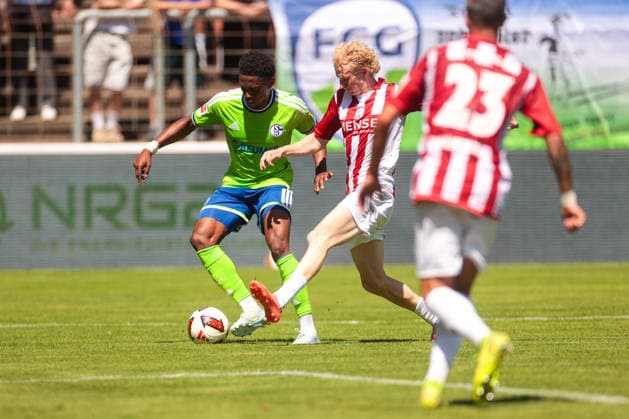 11.07.2026, Fussball, Saison 2026 2027, Testspiel, FC Gütersloh - FC Schalke 04, Junior Adamu (FC Schalke 04) im Duell. Gütersloh Stadion am Heidewald NRW Deutschland xRHR-FOTO YYx *** July 11, 2026, Soccer, 2026–2027 Season, Friendly Match, FC Gütersloh vs. FC Schalke 04, Junior Adamu of FC Schalke 04 in action at Gütersloh Stadion am Heidewald, North Rhine-Westphalia, Germany xRHR PHOTO YYx Copyright: RHR-FOTOx RHR-FOTO YY