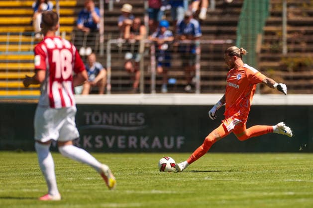 11.07.2026, Fussball, Saison 2026 2027, Testspiel, FC Gütersloh - FC Schalke 04, Torwart Loris Karius (FC Schalke 04). Gütersloh Stadion am Heidewald NRW Deutschland xRHR-FOTO YYx *** July 11, 2026, Soccer, 2026–2027 Season, Friendly Match, FC Gütersloh vs. FC Schalke 04, Goalkeeper Loris Karius, FC Schalke 04, Gütersloh, Stadion am Heidewald, North Rhine-Westphalia, Germany, xRHR PHOTO YYx Copyright: RHR-FOTOx RHR-FOTO YY