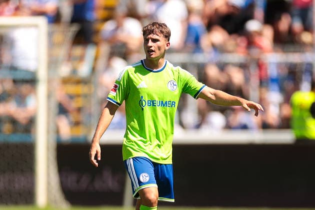 11.07.2026, Fussball, Saison 2026 2027, Testspiel, FC Gütersloh - FC Schalke 04, Vitalie Becker (FC Schalke 04) gibt Anweisungen. Gütersloh Stadion am Heidewald NRW Deutschland xRHR-FOTO YYx *** July 11, 2026, Soccer, 2026–2027 Season, Friendly Match, FC Gütersloh vs. FC Schalke 04, Vitalie Becker, FC Schalke 04 giving instructions, Gütersloh Stadion am Heidewald, North Rhine-Westphalia, Germany, xRHR PHOTO YYx Copyright: RHR-FOTOx RHR-FOTO YY