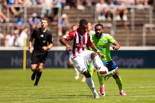 11.07.2026, Fussball, Saison 2026 2027, Testspiel, FC Gütersloh - FC Schalke 04, Moussa Sylla (FC Schalke 04) im Duell. Gütersloh Stadion am Heidewald NRW Deutschland xRHR-FOTO YYx *** July 11, 2026, Soccer, 2026–2027 Season, Friendly Match, FC Gütersloh vs. FC Schalke 04, Moussa Sylla, FC Schalke 04, at Gütersloh Stadion am Heidewald, North Rhine-Westphalia, Germany xRHR PHOTO YYx Copyright: RHR-FOTOx RHR-FOTO YY