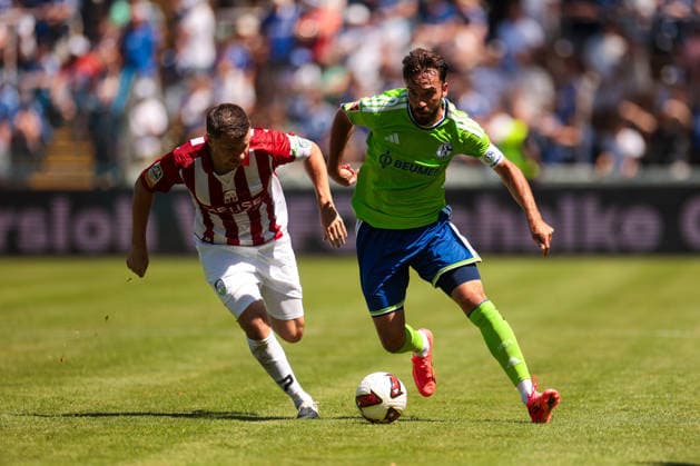 11.07.2026, Fussball, Saison 2026 2027, Testspiel, FC Gütersloh - FC Schalke 04, Kenan Karaman (FC Schalke 04) im Duell. Gütersloh Stadion am Heidewald NRW Deutschland xRHR-FOTO YYx *** July 11, 2026, Soccer, 2026–2027 Season, Friendly Match, FC Gütersloh vs. FC Schalke 04, Kenan Karaman of FC Schalke 04 in action at Gütersloh Stadion am Heidewald, North Rhine-Westphalia, Germany xRHR PHOTO YYx Copyright: RHR-FOTOx RHR-FOTO YY