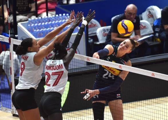 (260711) -- HONG KONG, July 11, 2026 -- Ekaterina Antropova (R) of Italy spikes the ball during the match between Italy and Canada at the Women s Volleyball Nations League (VNL) 2026 in Hong Kong, south China, July 11, 2026. ) (SP)CHINA-HONG KONG-VOLLEYBALL-NATIONS LEAGUE-WOMEN-ITA VS CAN (CN) LoxPingxFai 