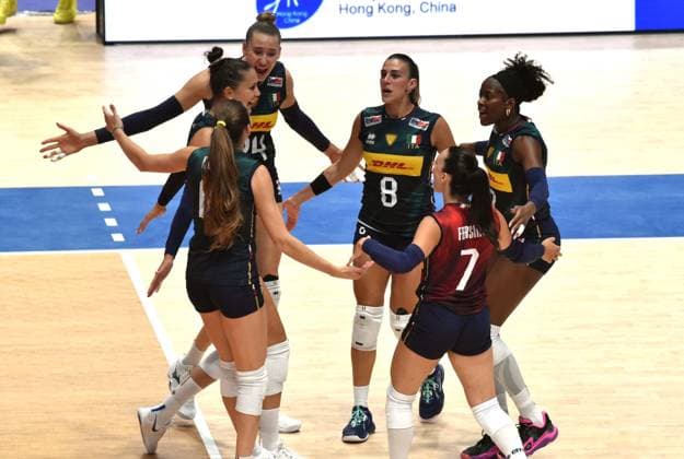 (260711) -- HONG KONG, July 11, 2026 -- Players of Italy celebrate after scoring during the match between Italy and Canada at the Women s Volleyball Nations League (VNL) 2026 in Hong Kong, south China, July 11, 2026. ) (SP)CHINA-HONG KONG-VOLLEYBALL-NATIONS LEAGUE-WOMEN-ITA VS CAN (CN) LoxPingxFai 