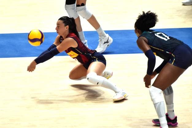 (260711) -- HONG KONG, July 11, 2026 -- Eleonora Fersino (L) of Italy competes during the match between Italy and Canada at the Women s Volleyball Nations League (VNL) 2026 in Hong Kong, south China, July 11, 2026. ) (SP)CHINA-HONG KONG-VOLLEYBALL-NATIONS LEAGUE-WOMEN-ITA VS CAN (CN) LoxPingxFai 