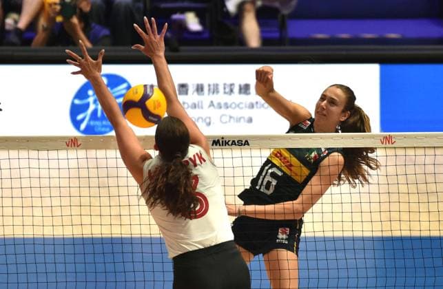 (260711) -- HONG KONG, July 11, 2026 -- Stella Nervini (R) of Italy spikes the ball during the match between Italy and Canada at the Women s Volleyball Nations League (VNL) 2026 in Hong Kong, south China, July 11, 2026. ) (SP)CHINA-HONG KONG-VOLLEYBALL-NATIONS LEAGUE-WOMEN-ITA VS CAN (CN) LoxPingxFai 