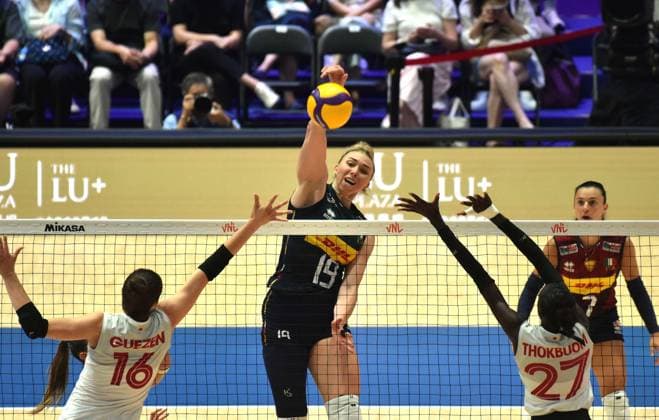 (260711) -- HONG KONG, July 11, 2026 -- Sarah Luisa Fahr (top) of Italy spikes the ball during the match between Italy and Canada at the Women s Volleyball Nations League (VNL) 2026 in Hong Kong, south China, July 11, 2026. ) (SP)CHINA-HONG KONG-VOLLEYBALL-NATIONS LEAGUE-WOMEN-ITA VS CAN (CN) LoxPingxFai 