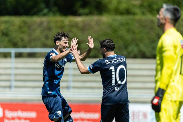Berkan Taz (VfL Bochum) Torjubel, jubelt mit seiner Mannschaft nach dem Treffer zum 0:1 waehrend des Freundschaftsspiels in der Saisonvorbereitung zwischen dem Royal Antwerpen FC und dem VfL Bochum 1848 im Hemberg-Stadion am 11. Juli 2026 in Iserlohn, Deutschland. (Foto von Mario Hommes DeFodi Images) +++ Berkan Taz (VfL Bochum) celebrates after scoring his team s first goal with teammates during the during the pre-season friendly match between Royal Antwerpen FC and VfL Bochum 1848 at Hemberg-Stadium on July 11, 2026 in Iserlohn, Germany. (Photo by Mario Hommes DeFodi Images) - *** Berkan Taz celebrates a goal for VfL Bochum, celebrates with his teammates after scoring the 0–1 goal during a preseason friendly match between Royal Antwerp FC and VfL Bochum 1848 at Hemberg Stadium on July 11, 2026, in Iserlohn, Germany Photo by Mario Hommes DeFodi Images Berkan Taz of VfL Bochum celebrates after scoring his team’s first goal with teammates during the preseason friendly match between Royal Antwerp FC and VfL Bochum 1848 at Hemberg Stadium on July 11, 2026 in Iserlohn, Germany. Photo by Mario Hommes, DeFodi Images