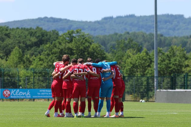 Haiger, Deutschland 11. Juli 2026: Testspiel - 2026 2027 - TSV Steinbach Haiger gegen Fortuna Köln Im Bild: TSV Steinbach vor dem Spiel im Mannschaftskreis SIBRE-Sportzentrum Haarwasen Hessen *** Haiger, Germany, July 11, 2026; Friendly Match 2026–2027: TSV Steinbach Haiger vs. Fortuna Cologne. Pictured: TSV Steinbach gathered in a team circle before the game at the SIBRE Sports Center in Haarwasen, Hesse. Copyright: xFotostandx xFabianxWernerx