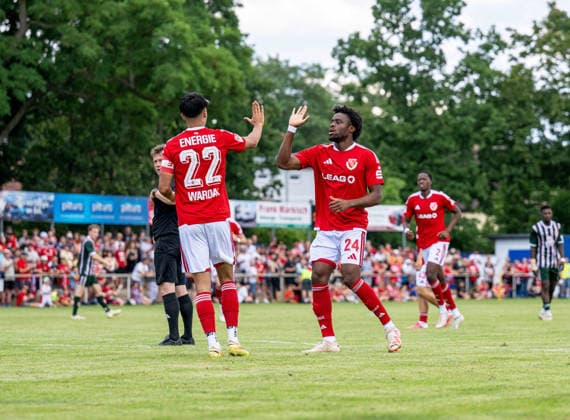 Fußball, Herren, Testspiel, Saison 2026 2027, Hallescher FC - FC Energie Cottbus in Finsterwalde, v. l. Yusuf Wardak (Energie Cottbus), Anderson Lucoqui (Energie Cottbus), Jubel nach Tor zum 0:2, 11.07. 2026, *** Soccer, Men s, Friendly Match, 2026–2027 Season, Hallescher FC vs. FC Energie Cottbus in Finsterwalde; from left: Yusuf Wardak (Energie Cottbus), Anderson Lucoqui (Energie Cottbus); celebration after the goal that made it 0–2; July 11, 2026, Copyright: xSebastianxRäppold MatthiasxKochx