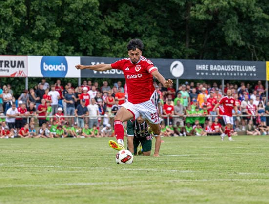 Fußball, Herren, Testspiel, Saison 2026 2027, Hallescher FC - FC Energie Cottbus in Finsterwalde, Yusuf Wardak (Energie Cottbus) erzielt das Tor zum 0:2, 11.07. 2026, *** Soccer, Men s, Friendly Match, 2026–2027 Season, Hallescher FC vs. FC Energie Cottbus in Finsterwalde, Yusuf Wardak of Energie Cottbus scores the goal to make it 0–2, July 11, 2026, Copyright: xSebastianxRäppold MatthiasxKochx
