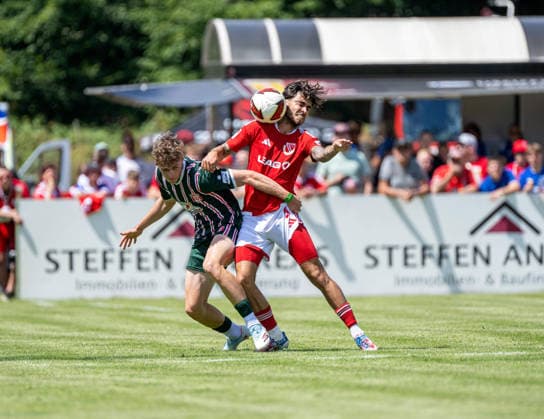 Fußball, Herren, Testspiel, Saison 2026 2027, Hallescher FC - FC Energie Cottbus in Finsterwalde, v. l. Felix Langhammer (Halle), Lucas Copado (Energie Cottbus), 11.07. 2026, *** Soccer, Men s, Friendly Match, 2026–2027 Season, Hallescher FC vs. FC Energie Cottbus in Finsterwalde, from left: Felix Langhammer (Halle), Lucas Copado (Energie Cottbus), July 11, 2026, Copyright: xSebastianxRäppold MatthiasxKochx