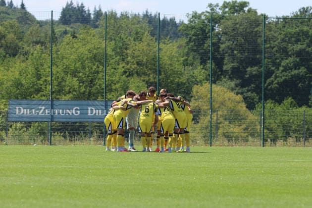 Haiger, Deutschland 11. Juli 2026: Testspiel - 2026 2027 - TSV Steinbach Haiger gegen Fortuna Köln Im Bild: Mannschaftskreis SC Fortuna Köln vor dem Spiel SIBRE-Sportzentrum Haarwasen Hessen *** Haiger, Germany, July 11, 2026; 2026-2027 preseason match: TSV Steinbach Haiger vs. Fortuna Köln; Pictured: SC Fortuna Köln players gathered in a circle before the game at the SIBRE Sports Center in Haarwasen, Hesse Copyright: xFotostandx xFabianxWernerx