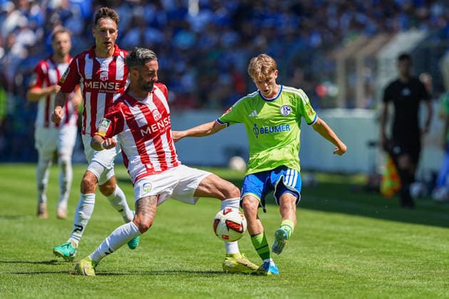 11.07.2026, xydrx, Fußball, Testspiel, FC Gütersloh - FC Schalke 04, Saison 2026 2027, Ohlendorf Stadion im Heidewald: Kevin Hingerl (FC Gütersloh, 23) im Zweikampf gegen Luca Vozar (FC Schalke 04, 38) DFB regulations prohibit any use of photographs as image sequences and or quasi-video. *** July 11, 2026, xydrx, soccer, friendly match, FC Gütersloh vs. FC Schalke 04, 2026–2027 season, Ohlendorf Stadium in Heidewald: Kevin Hingerl (FC Gütersloh, No. 23) in a tackle against Luca Vozar (FC Schalke 04, No. 38). DFB regulations prohibit any use of photographs as image sequences and or quasi-video. Copyright: HMBxMedia YannisxDreimann