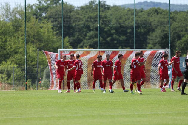 Haiger, Deutschland 11. Juli 2026: Testspiel - 2026 2027 - TSV Steinbach Haiger gegen Fortuna Köln Im Bild: Steinbach bejubelt den Torerfolg um Levin Müller (TSV Steinbach) SIBRE-Sportzentrum Haarwasen Hessen *** Haiger, Germany, July 11, 2026; Friendly Match 2026–2027: TSV Steinbach Haiger vs. Fortuna Köln; Pictured: Steinbach celebrates Levin Müller’s goal; TSV Steinbach; SIBRE Sports Center, Haarwasen, Hesse Copyright: xFotostandx xFabianxWernerx