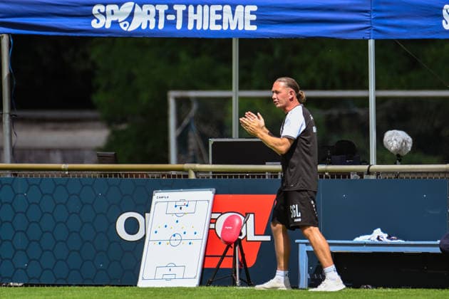 11.07.2026, xlakx, Fussball Testspiel, 1.FFC Turbine Potsdam - 1. FC Union Berlin v.l. Steen Gravgaard Ladefoged (1. FFC Turbine Potsdam, Trainer) gibt Anweisungen, gestikuliert mit den Armen, gesticulate, gives instructions Oranienburg *** July 11, 2026, xlakx, soccer exhibition match, 1 FFC Turbine Potsdam vs. 1 FC Union Berlin, Steen Gravgaard Ladefoged, 1 FFC Turbine Potsdam, coach gives instructions, gesticulates with his arms, gesticulate, gives instructions, Oranienburg