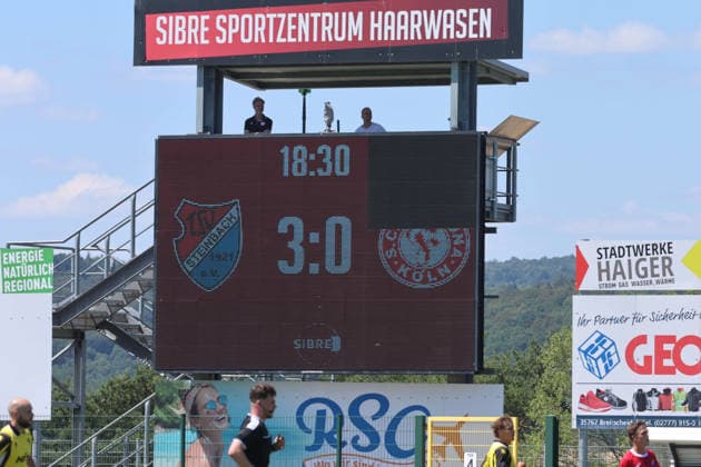 Haiger, Deutschland 11. Juli 2026: Testspiel - 2026 2027 - TSV Steinbach Haiger gegen Fortuna Köln Im Bild: Anzeigetafel am Haarwasen. Steinbach führt nach einer Viertelstunde 3:0 gegen den Drittligisten SIBRE-Sportzentrum Haarwasen Hessen *** Haiger, Germany, July 11, 2026; 2026-2027 preseason match: TSV Steinbach Haiger vs. Fortuna Cologne. Pictured: the scoreboard at Haarwasen. Steinbach leads 3-0 against the third-division team SIBRE at the Haarwasen Sports Center in Hesse after a quarter of an hour. Copyright: xFotostandx xFabianxWernerx