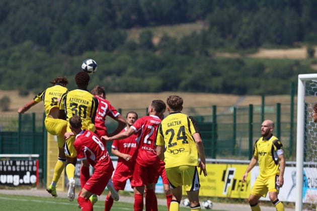 Haiger, Deutschland 11. Juli 2026: Testspiel - 2026 2027 - TSV Steinbach Haiger gegen Fortuna Köln Im Bild: Max Lippert (TSV Steinbach) und Romeo Aigbekaen (SC Fortuna Köln) im Kopfballduell SIBRE-Sportzentrum Haarwasen Hessen *** Haiger, Germany, July 11, 2026; 2026-2027 preseason match: TSV Steinbach Haiger vs. Fortuna Köln. Pictured: Max Lippert of TSV Steinbach and Romeo Aigbekaen of SC Fortuna Köln in a header duel at the SIBRE Sports Center in Haarwasen, Hesse. Copyright: xFotostandx xFabianxWernerx