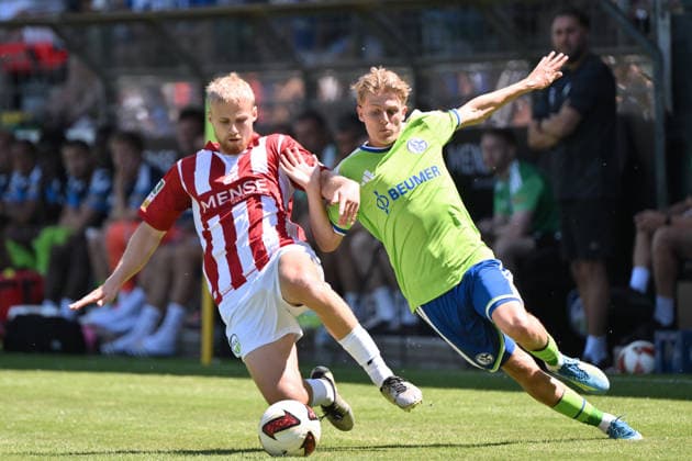 Luca Vozar (FC Schalke 04), re., gegen Len Wilkesmann (FC Gütersloh) 11.07.2026, Fussball 1. Bundesliga, Saison 2026 2027, Testspiel, Vorbereitungsspiel, FC Gütersloh - FC Schalke 04 Gütersloh Heidewaldstadion Nordrhein Westfalen Deutschland *** Luca Vozar (FC Schalke 04), right, against Len Wilkesmann (FC Gütersloh), July 11, 2026, Soccer, Bundesliga 1, 2026–2027 season, friendly match, preseason match, FC Gütersloh vs. FC Schalke 04, Gütersloh, Heidewaldstadion, North Rhine-Westphalia, Germany Team2